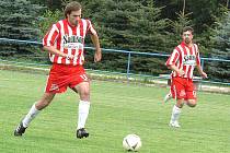 Fotbalisté Kunžaku porazili Staré Hobzí 2:0 a nadále vedou okresní přebor. Na snímku Ondřej Hudziec (vlevo) a Petr Distel.
