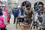Druhý adventní víkend je v Jindřichově Hradci už tradičně spojený s adventními trhy. Ty se po oba dva dny, v sobotu 3. i v neděli 4. prosince konají nejen ve venkovních prostorách hradu a zámku, ale také v centru města.