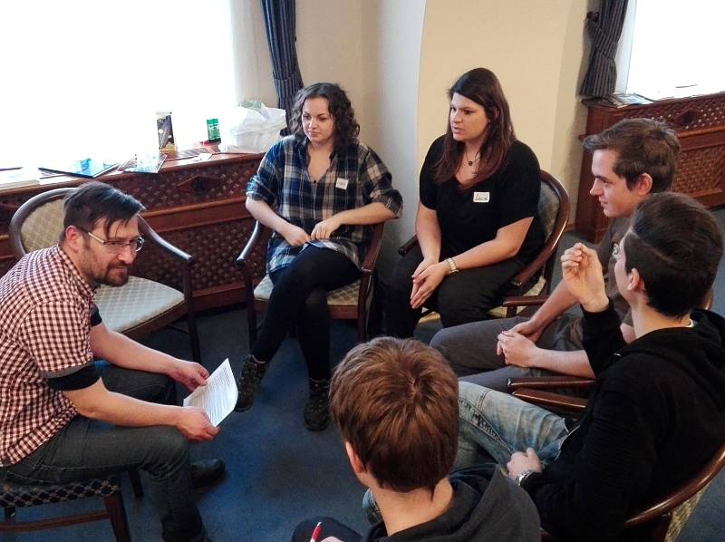 Třeboň - Studenti třeboňského gymnázia a obchodní akademie diskutovali o demokracii. Foto: Michaela Babická