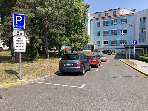 V areálu nemocnice platí nová pravidla parkování.