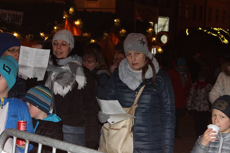 Jindřichohradecké náměstí Míru zaplnily při celorepublikové akci Česko zpívá koledy stovky lidí.