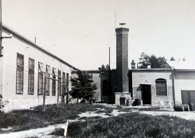 Areál továrny na perleťové knoflíky v Radouňce.