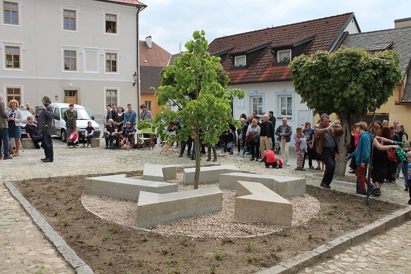 Židovský pomník si lidé poprvé prohlédli v neděli 21. května, přesně 75 let po transportu hradeckých Židů do Terezína.