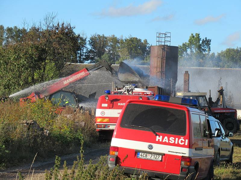 V neděli 27. září ještě celý den hasiči dohašovali požár budovy starého kravína u České Olešné, na pomoc povolali těžkou techniku.