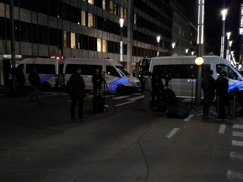 Typický obraz večerního Bruselu - zavřené ulice, reportéři a policejní vozy.