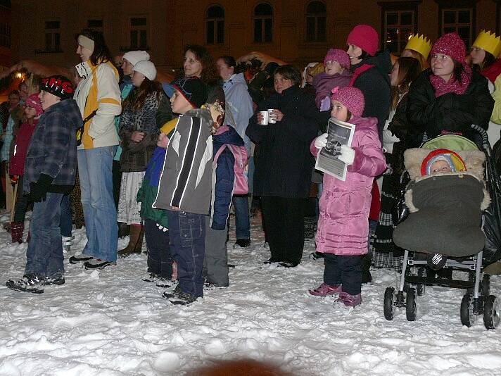 Celé jindřichohradecké náměstí Míru zpívalo koledy a bavilo se. 