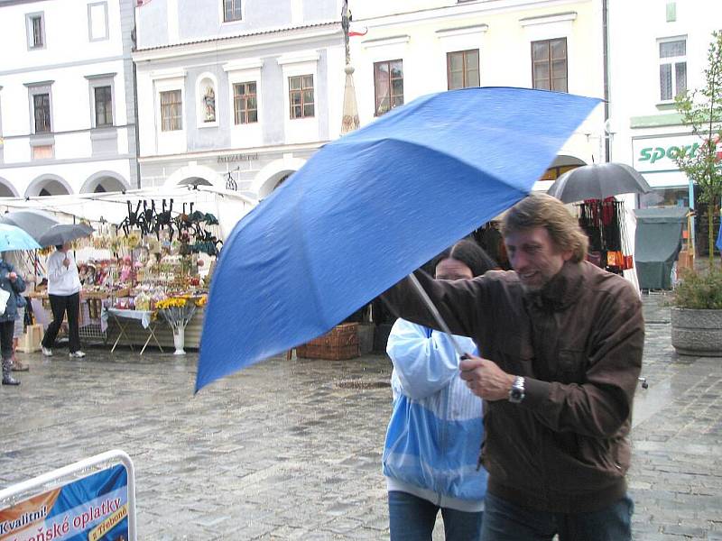 Jindřichohradecký deník | Lázeňská Třeboň pod deštníky | fotogalerie
