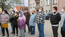 V Člunku na Jindřichohradecku se žije jako v Kocourkově, zasedání zastupitelstva bylo odvoláno dvě hodiny před konáním. Občané a zastupitelé diskutovali před úřadem.