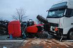 Silnici z Třeboně na České Budějovice uzavřela v pondělí dopoledne nehoda, při níž se střel nákladní automobil s traktorem.