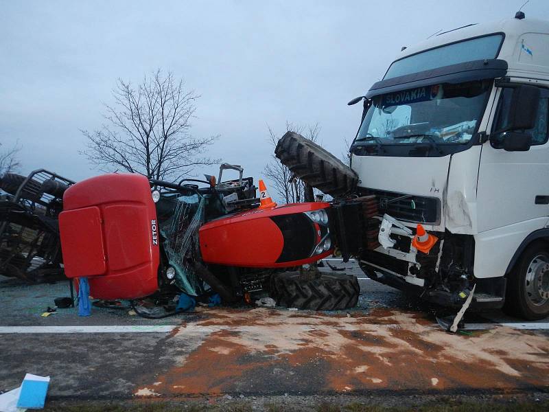 Silnici z Třeboně na České Budějovice uzavřela v pondělí dopoledne nehoda, při níž se střel nákladní automobil s traktorem.