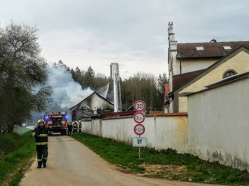 Požár autodílny ve Stráži nad Nežárkou - v Šimanově 26. dubna 2022.