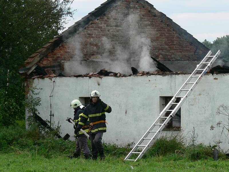 Požáru zcela podlehla výrobní část truhlárny.