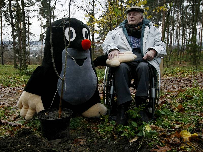 Výtvarník Zdeněk Miler a jeho Krteček.