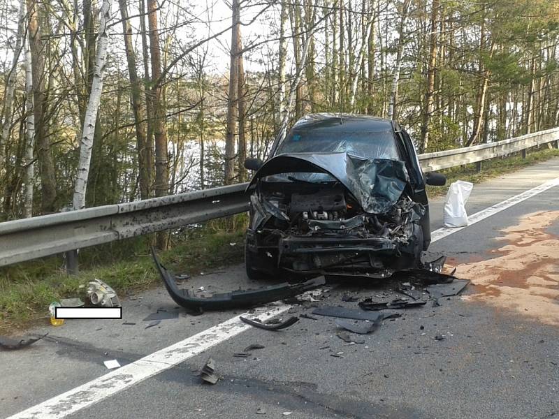 U Třeboně dodávka smetla dvě auta. Ve favoritu zahynuli dva muži. 