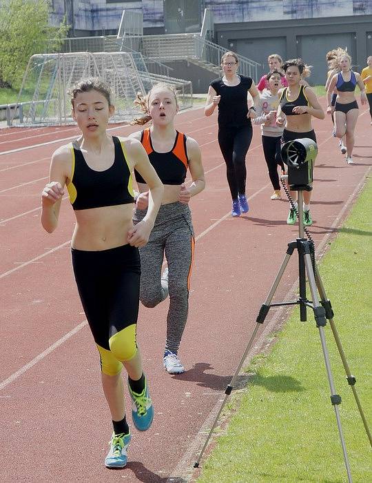 Účastníci Jarního atletického Jindřicháče, kterých se na stadionu u Vajgaru sešlo 157, absolvovali čtyřboj.