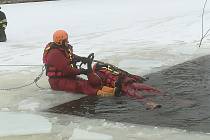 Třeboňští hasiči na Opatovickém rybníku trénovali záchranu osoby, pod kterou se prolomil led.
