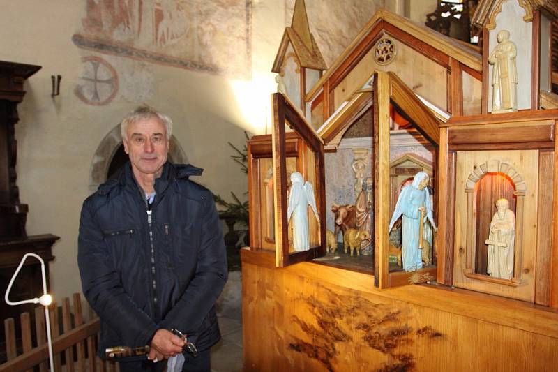 V kostele sv. Jana Křtitele je k vidění výstava Betlémy a dřevořezby Jiřího Bürgera. Foto: Josef Böhm