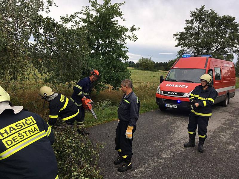 Rušnou noc z pátku na sobotu měli i hasiči z Deštné. Mimo jiné v Rosičce odstraňovali strom spadlý na střechu domu a u Chotěmic, které již leží v sousedním okrese, prořezávali zatarasenou silnici.