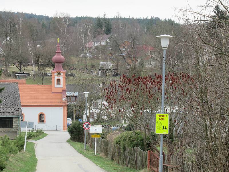 Vojenská střelnice v Lomech rozděluje obyvatele, pro zachování je i senátor Chalupský a poslanec Bartošek.