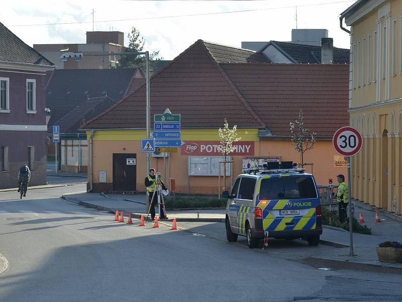 Tragický střet auta s chodcem v Kardašově Řečici na přechodu u školy.