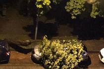 Bouřka 28. června. Ve velenické Revoluční ulici spadla část stromu na auto.