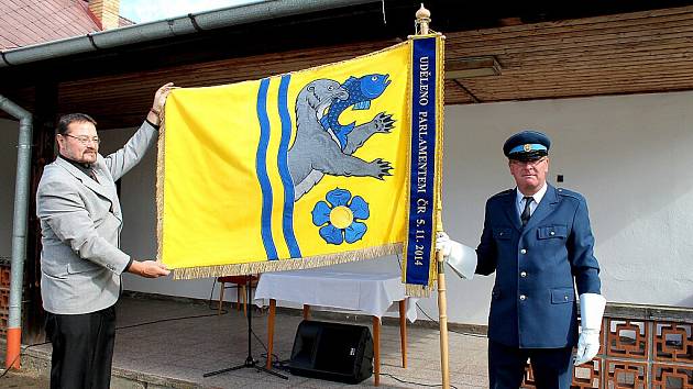 Ve Vydří světili obecní prapor a znak.