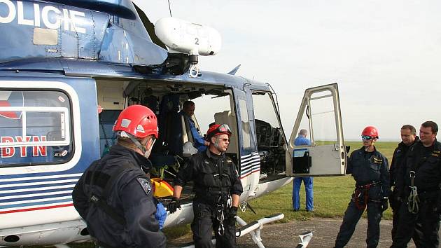 Policejní cvičení zaměřené na záchranu osob za pomoci vrtulníku. 