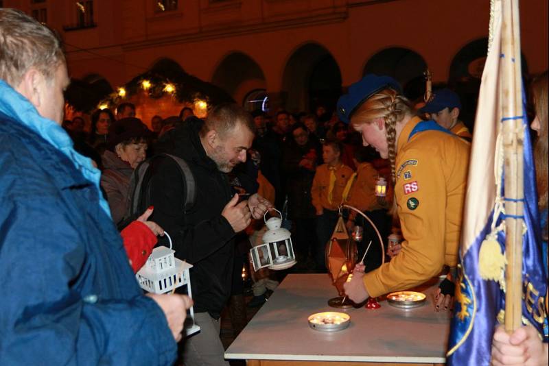 Zpěv koled a požehnání Betlémskému světlu předcházelo jeho rozdávání zájemcům, kteří zcela zaplnili náměstí Míru v Jindřichově Hradci.