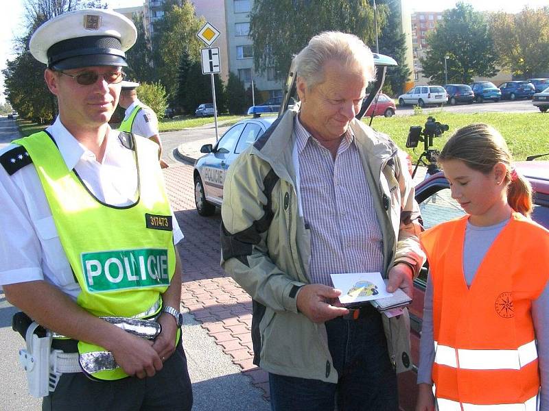 Dopravně bezpečnostní akce policie Jezdíme s úsměvem, tentokrát se školáky ze 4. základní školy v J. Hradci. 