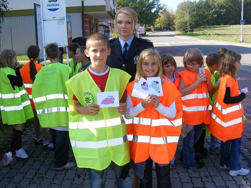 Dopravně bezpečnostní akce policie Jezdíme s úsměvem, tentokrát se školáky ze 4. základní školy v J. Hradci. 