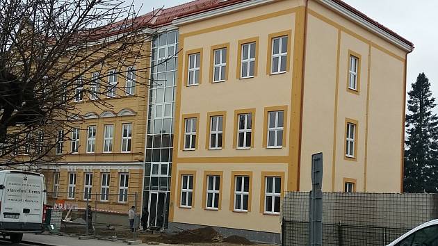 Základní škola v Komenského ulici se dočkala přístavby.