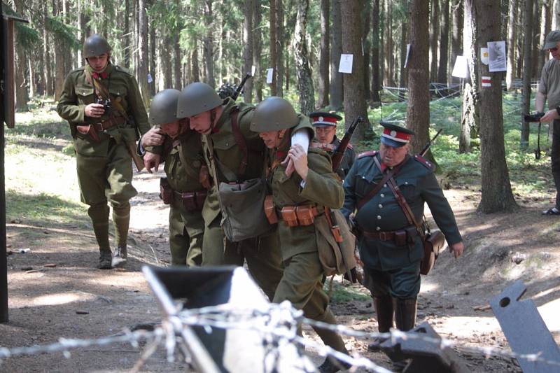 Atraktivní podívanou nabídl 14. ročník akce s názvem Přepadení řopíků 1938, která se uskutečnila v pevnostním areálu u Slavonic.