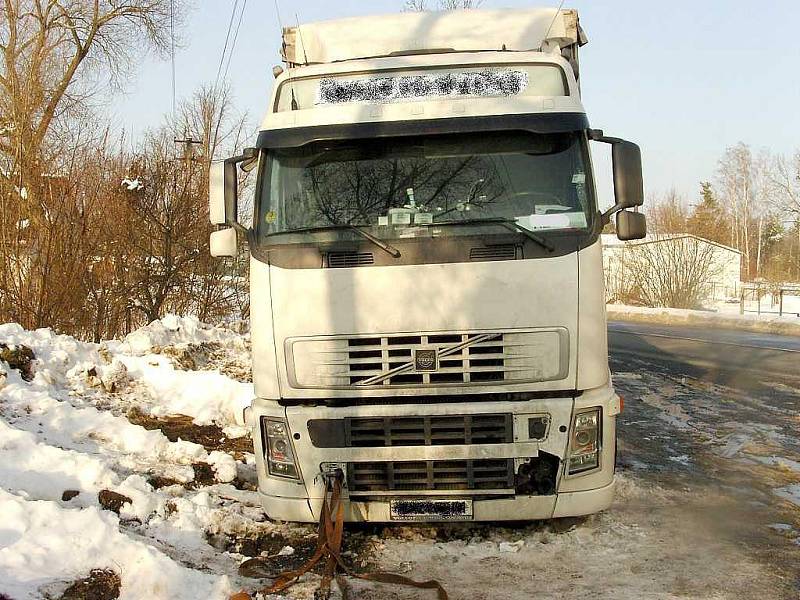 Hasiči ze Suchdola nad Lužnicí v úterý vyprošťovali kamion. 