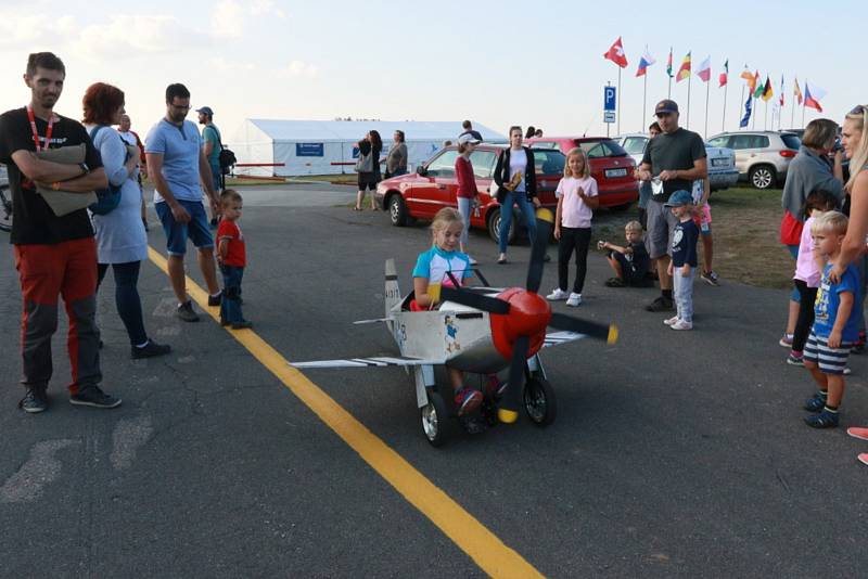 Na letišti jindřichohradeckého aeroklubu se koná ME v letecké akrobacii.