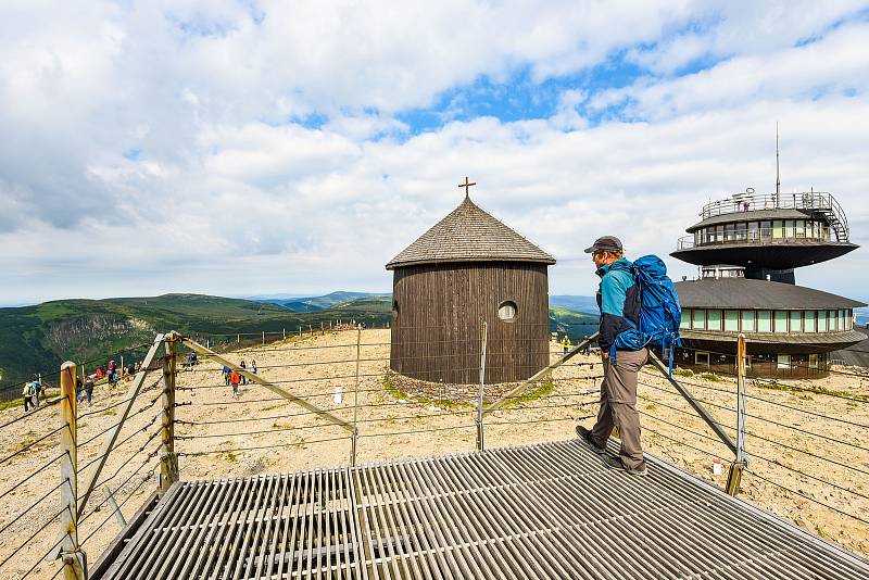 Cestovatel Jan Hocek vymyslel nejdelší a vedené poutní a turistické dálkové trasy v České republice. Severní a Jižní stezku, které zanesl do stejnojmenných knih.