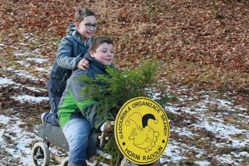 Při silvestrovském sjezdu v Horní Radouni se letos obešli i bez sněhu, vozítka jezdila na kolečkách.