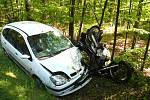 U Třeboně ve směru na Majdalenu se střetlo osobní auto s motorkou. Motocyklista na místě zraněním podlehl. 