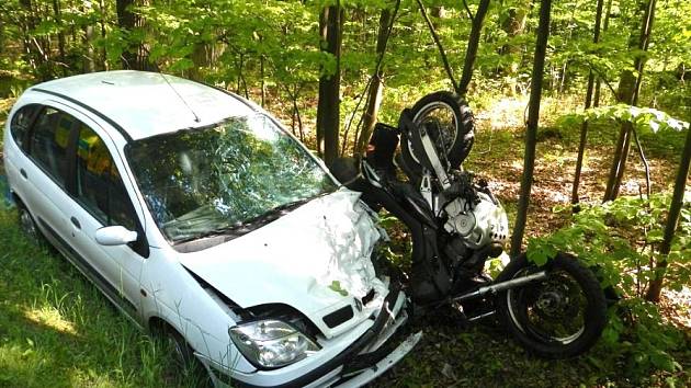 U Třeboně ve směru na Majdalenu se střetlo osobní auto s motorkou. Motocyklista na místě zraněním podlehl. 