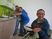 Člověk by snad ani nevěřil, že je mytí nádobí taková legrace. Na snímku fyzioterapeuta Michala Vaculíka  „objímá“ Andrej Jaško. V popředí se směje Pavel Řeháček. 