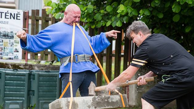 René Golem Richter v rámci Rekordů v karanténě překonal světový rekord v přerážení betonových obrubníků (80 kg) držený v zubech na rychlost.