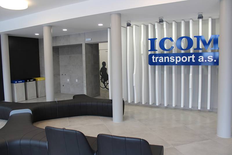 Opravená administrativní budova ICOM transport v Humpolci. Hala nového autobusového nádraží.