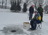 Na zamrzlém humpoleckém rybníku trpělivě čekalo na každý záběr kolem třiceti rybářů i nerybářů zachumlaných v teplém oblečení.