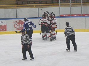 Hokejisté Pelhřimova zdolali ve třetím duelu semifinále Chotěboř a snížili stav série na 1:2 na zápasy.