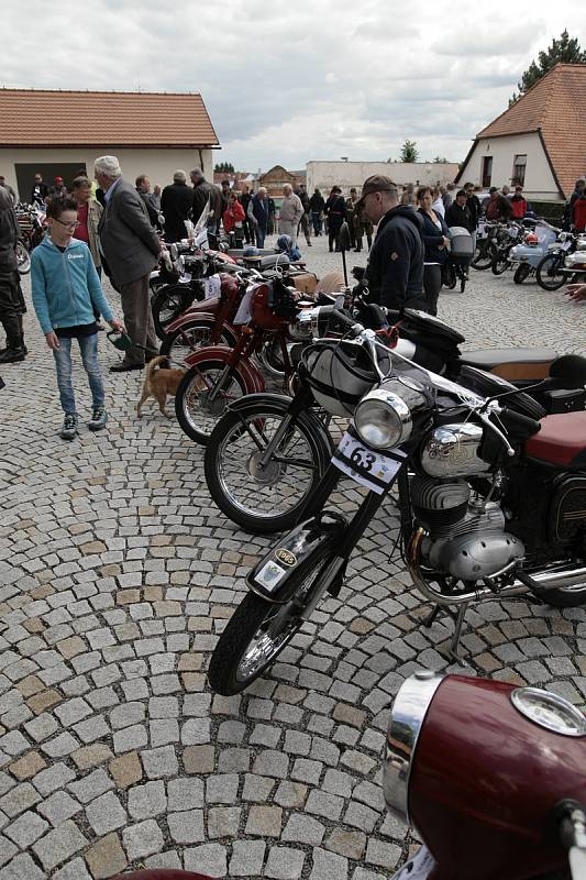 Pacov a okolí patřily v sobotu historickým motocyklům.