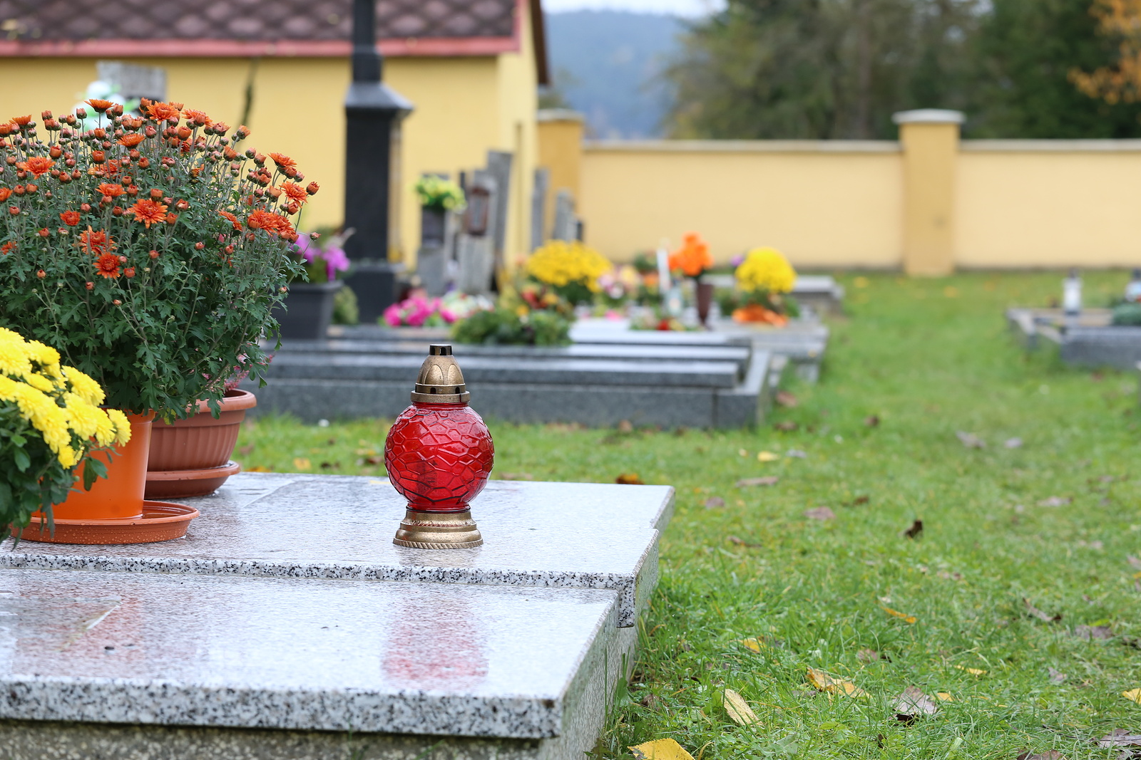Covidové Dušičky: Lidé z Vysočiny mířili na hřbitovy v rouškách uctít své  blízké - Havlíčkobrodský deník