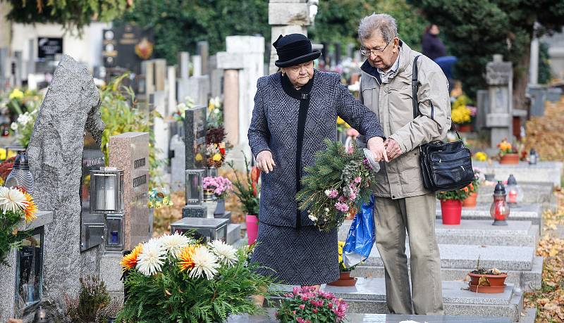 Památka zesnulých či lidově Dušičky na centrálním hřbitově v Pardubicích.