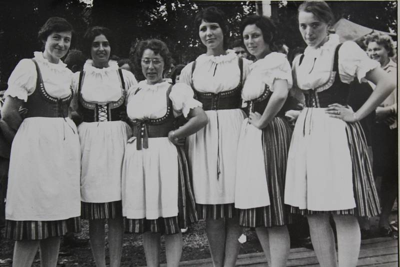 1971 – První členky souboru Stražišťan. Na fotografii je zleva Marie Holakovská, Marta Veselá, Jožka Hájková, Jana Truhlářová, Marie Gabrielová, Jitka Jechová.