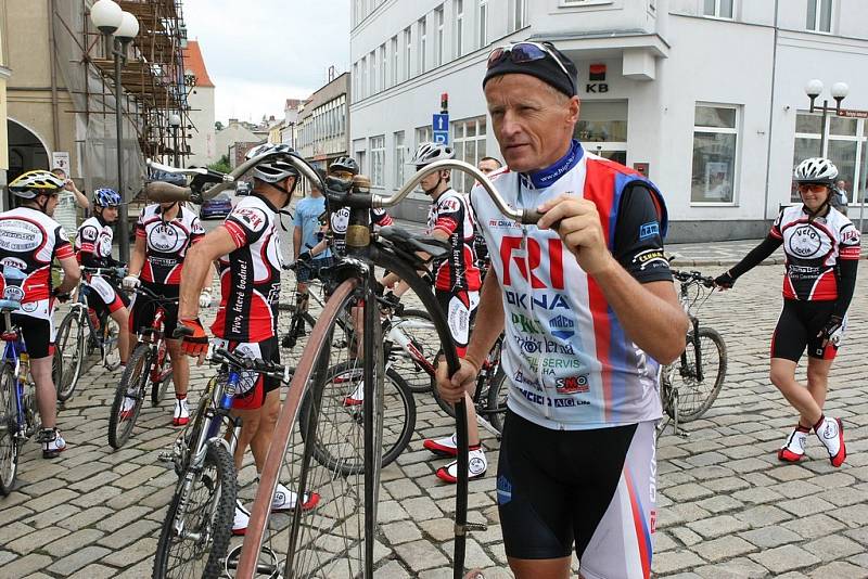 Peloton včele s velocipedistou Josefem Zimovčákem v sobotu dorazil do Pelhřimova.