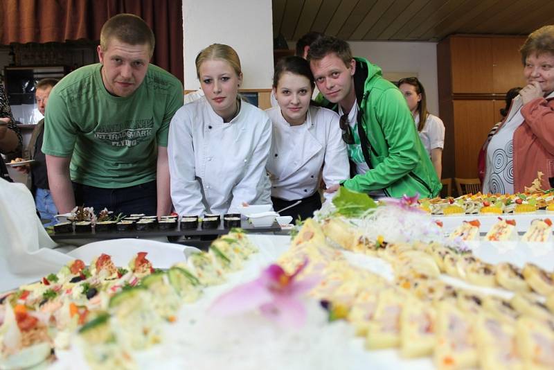 Vyvrcholením čtyřdenního kurzu studené kuchyně na pelhřimovské Vyšší odborné škole a střední škole hotelové byl čtvrteční raut. 