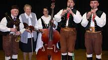 Stražišťan udržuje  tradice, tance a písně, aby neupadly do zapomenutí.  Na snímku vlevo je jeden ze zakládajících členů folklorního souboru – vedoucí muziky František Zajíc. 